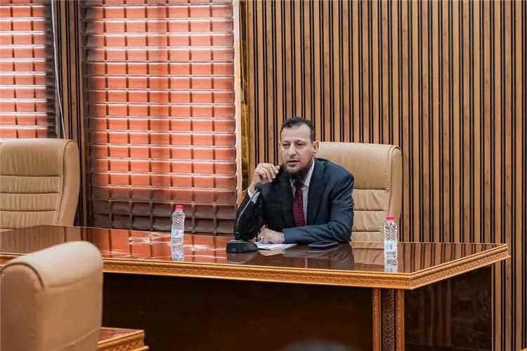 محافظ عدن يترأس اجتماعًا موسعًا لمناقشة سير العمل الخدمي والاستعدادات للمنخفض الجوي