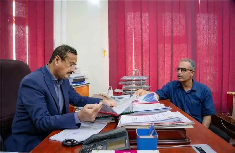 محافظ شبوة يوجّه بحفر بئر ارتوازية لدعم مشاريع الم...