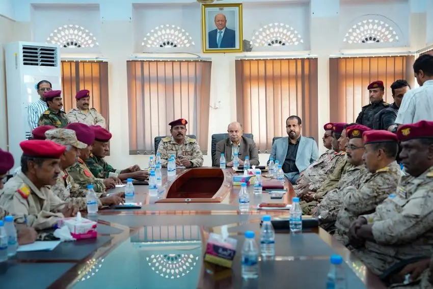 توجيهات رئاسية تشدد على وحدة القرار العسكري ورفع الجاهزية في حضرموت في ظل التهديدات الحوثية للملاحة البحرية