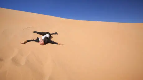 مصرع سوداني في صحراء الكفرة الليبية بعد قطعه 65 كم...