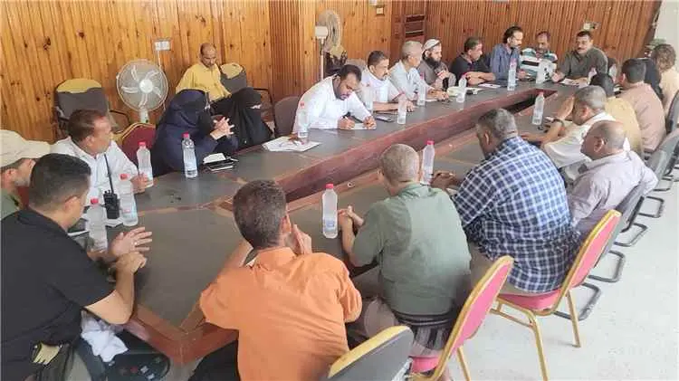 تنفيذي البريقة يناقش مستوى الأداء الإداري والخدمي والإستعداد للمنخفض الجوي القادم