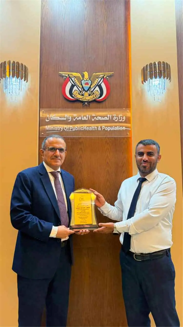 وزير الصحة يكرّم الدكتور أحمد ناصر السعيدي بدرع ال...