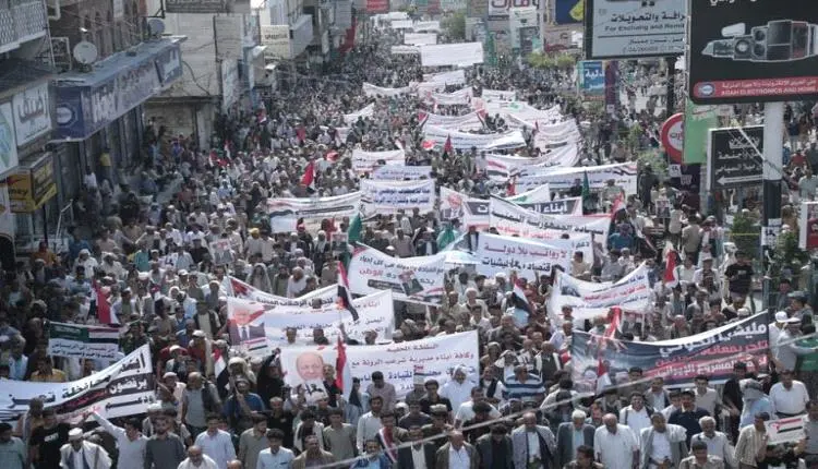 الآلاف من أبناء تعز يتظاهرون لإنهاء الإنقلاب الحوث...