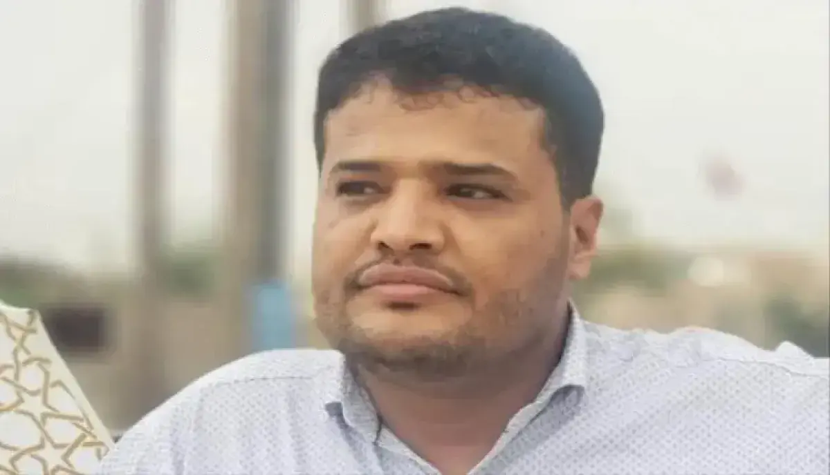 اسرار | رغم الاعتذار الرئاسي.. محكمة مأرب تُواصل محاكمة الصحفي (هزاع) وتفرض حظرًا على نشر قضايته