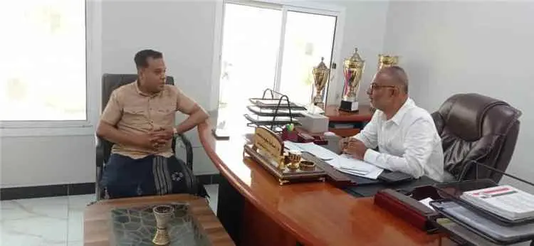 مدير صندوق النظافة بساحل حضرموت يناقش مع مدير مشرو...