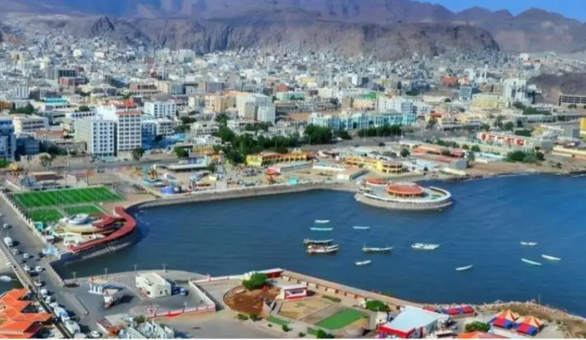 ذوبان عوازل الكهرباء في العريش بعدن بسبب الحرارة ا...