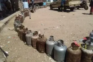 أزمة خانقة في العاصمة عدن.. انعدام الغاز المنزلي يرفع أسعاره واتساع معاناة المواطنين