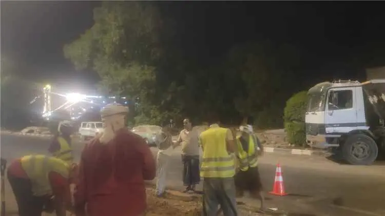 مدير عام خورمكسر يتابع أعمال السفلتة ومعالجة الحفر...