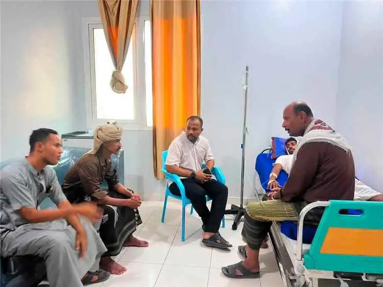 الوكيل المساعد باعلوي يطمئن على المواطن محمد بن خم...