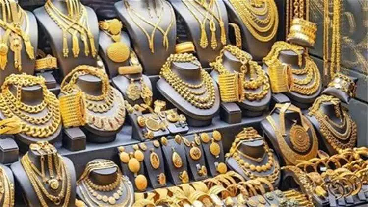 اسعار الذهب ترتفع مع تراجع النّفط وتزايد ترقّب المُستثمرين لقرارات الفائدة الأمريكيّة