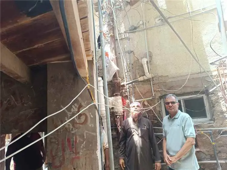 مدير المعلا يتفقد موقع انهيار ممر بإحدى العمائر السكنية في حي الكبسة
