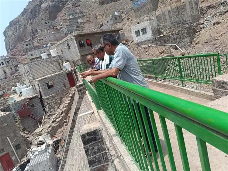 مدير عام مديرية المعلا يتفقد مصدات الأمطار بالشريط الجبلي استعداداً لأي منخفضات جوية