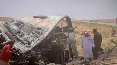 صورة طفل أمام جثمان أمه في حادث اصطدام حافلتين في...