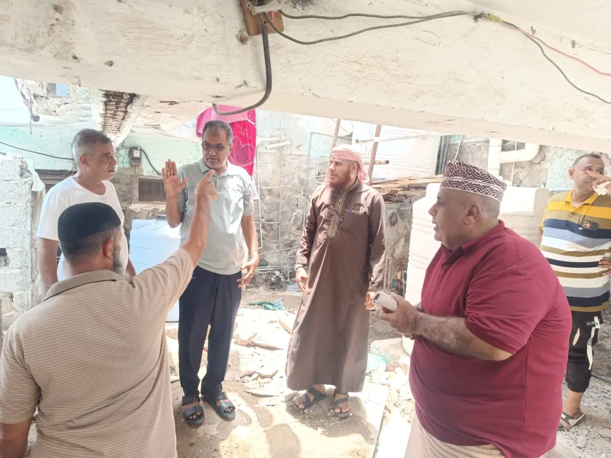 مدير عام مديرية المعلا يتفقد موقع انهيار ممر إحدى...