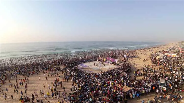 مهرجان "يلا بلدة" يجذب الآلاف إلى شاطئ المكلا في أمسية تراثية بحرية للعام الثالث على التوالي