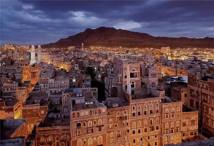 مراقبون: موجة بيع واسعة لعقارات قيادات حوثية في صن...