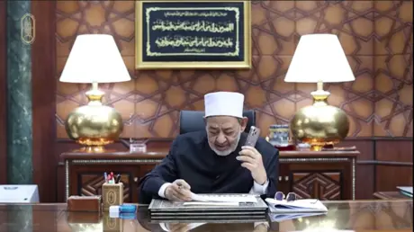 شيخ الأزهر يفاجئ طلابه باتصالات تهنئة ويواجه أسئلة...