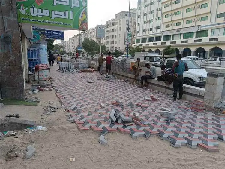 متابعة ميدانية لأعمال تأهيل رصيف المشاة بالشارع ال...