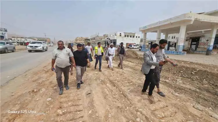 مدير عام مكتب الأشغال العامة بشبوة يتفقد سير العمل في مشروع تأهيل وتوسعة الشارع الرئيسي بمدينة عزان