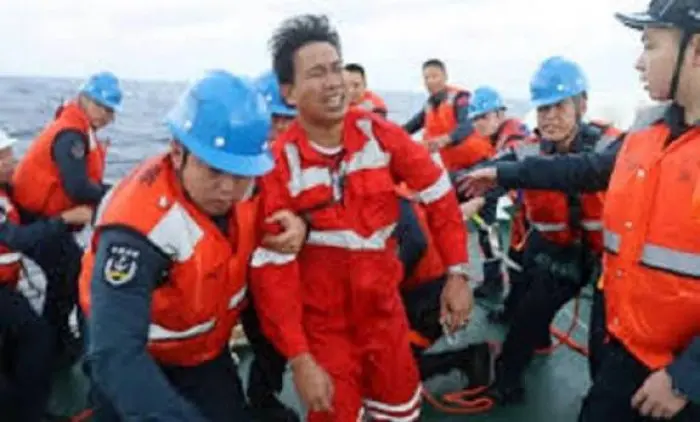 إنقاذ 29 شخصًا من المياه بعد تعرض سفين صيد فيتنامية للغرق