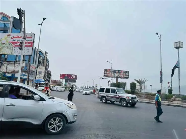 السلطات الأمنية تزيل صور عيدروس من شوارع الشيخ عثمان والمنصورة بعدن