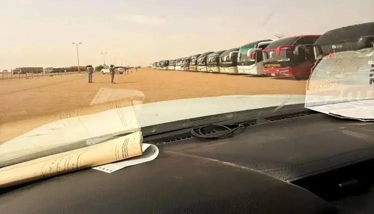 مسافرون: الانتظار 3 أيام في منفذ الوديعة بسبب الاز...