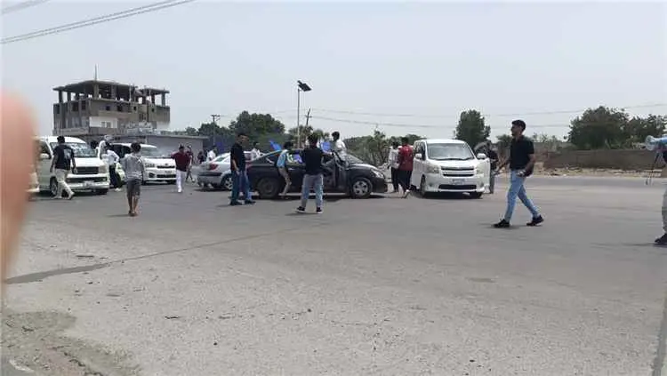 طلاب إحدى كليات جامعة عدن يحتفلون بانتهاء العام ال...