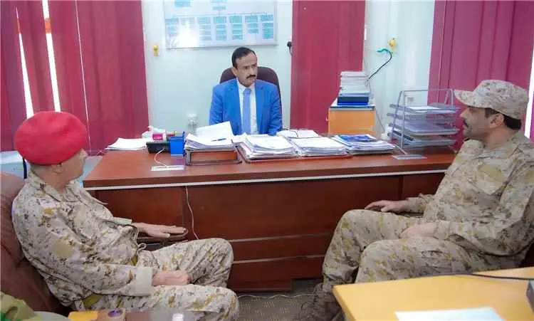 المحافظ بن الوزير يستعرض مع القائد العام لقوات دفا...