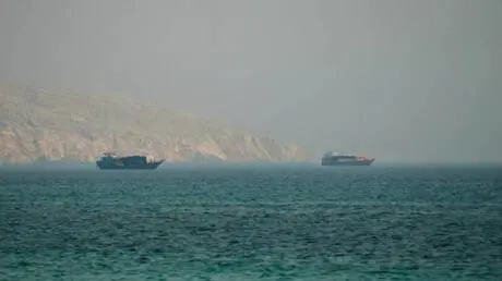 ناقلة نفط تنفجر بلغم بحري في مضيق هرمز بعد انحرافه...