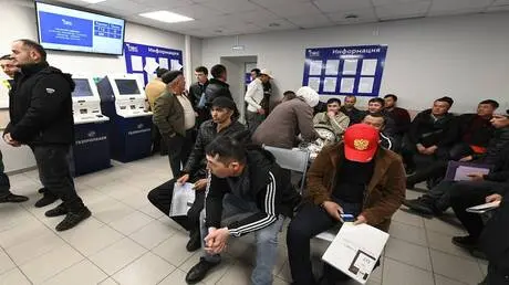 بوتين يوقع على حزمة قوانين تخص العمالة الوافدة