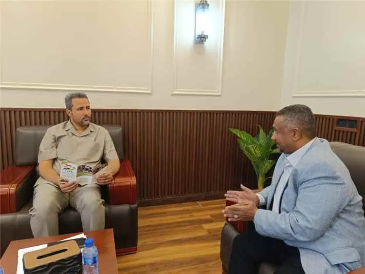 محافظ لحج يستعرض مع المدير التنفيذي لمؤسسة التعاون...
