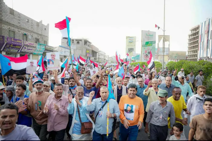 جماهير عدن تُنظّم مسيرة احتجاجا على تدهور الخدمات...
