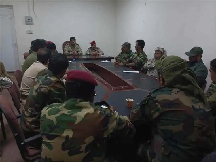 قيادة قوات دفاع شبوة تناقش التحديات وتوجه برفع الج...