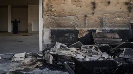 مستوطنون يضرمون النار في مسجدين بالضفة الغربية (صو...