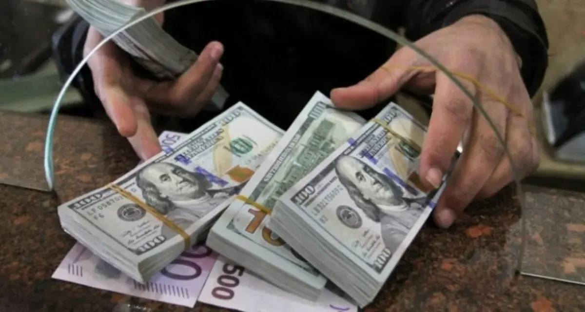 فوضى سوق الصرافة بعدن.. شركات ترفض فئة الـ50 دولاراً وأقل وتقيّد التحويلات إلى مناطق سيطرة الحوثي