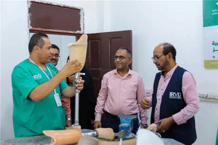 فريق من مكتب الصحة بتعز يطلع على خدمات مركز الأطرا...