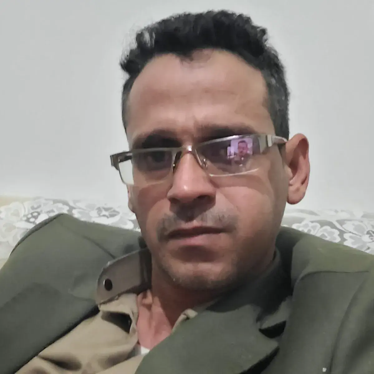 زوجة إعلامي موالٍ لمليشيا الحوثي تستغيث للإفراج عن...