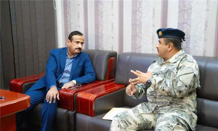 محافظ شبوة يناقش مهام حماية السواحل وتعزيز امن ميا...