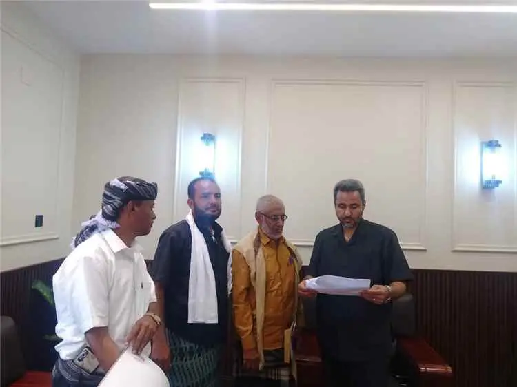 محافظ لحج يبحث مع مدير عام الملاح احتياجات المديري...