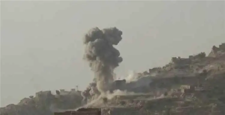 إصابة قيادي أمني حوثي في غارات جوية استهدفت مواقع...