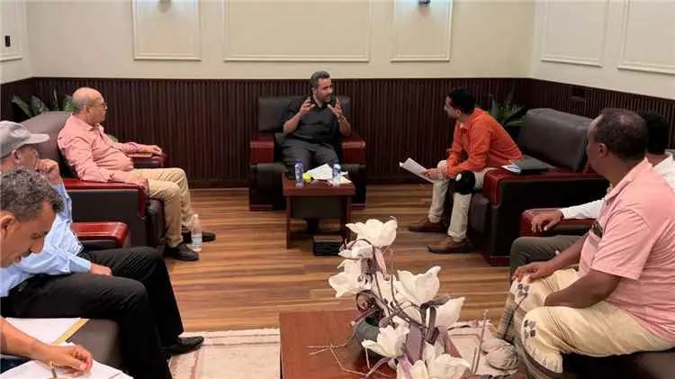 محافظ لحج يبحث مع مدير "الشباب والرياضة" سبل النهو...