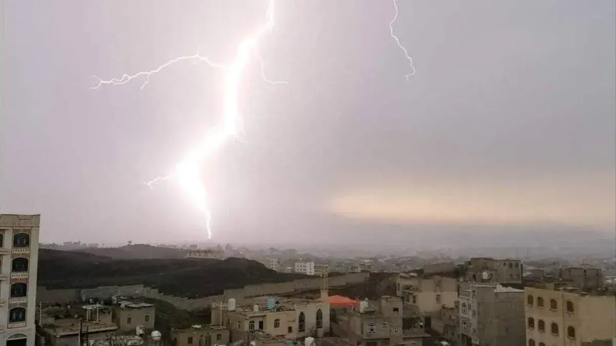 صاعقة رعدية تصيب 5 وتدمر منازل ومواشي في الحديدة