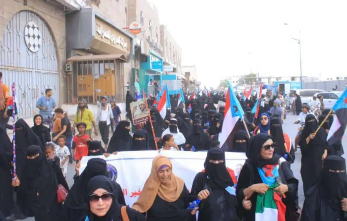 مسيرة نسوية في لحج تجدد التفويض للرئيس الزُبيدي وت...