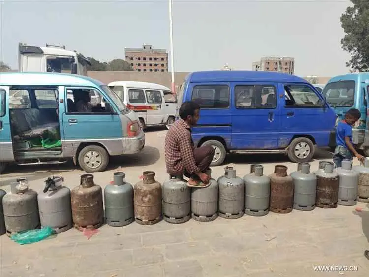 الغاز في عدن.. أزمة متلاحقة تخنق المنازل وتشل المو...