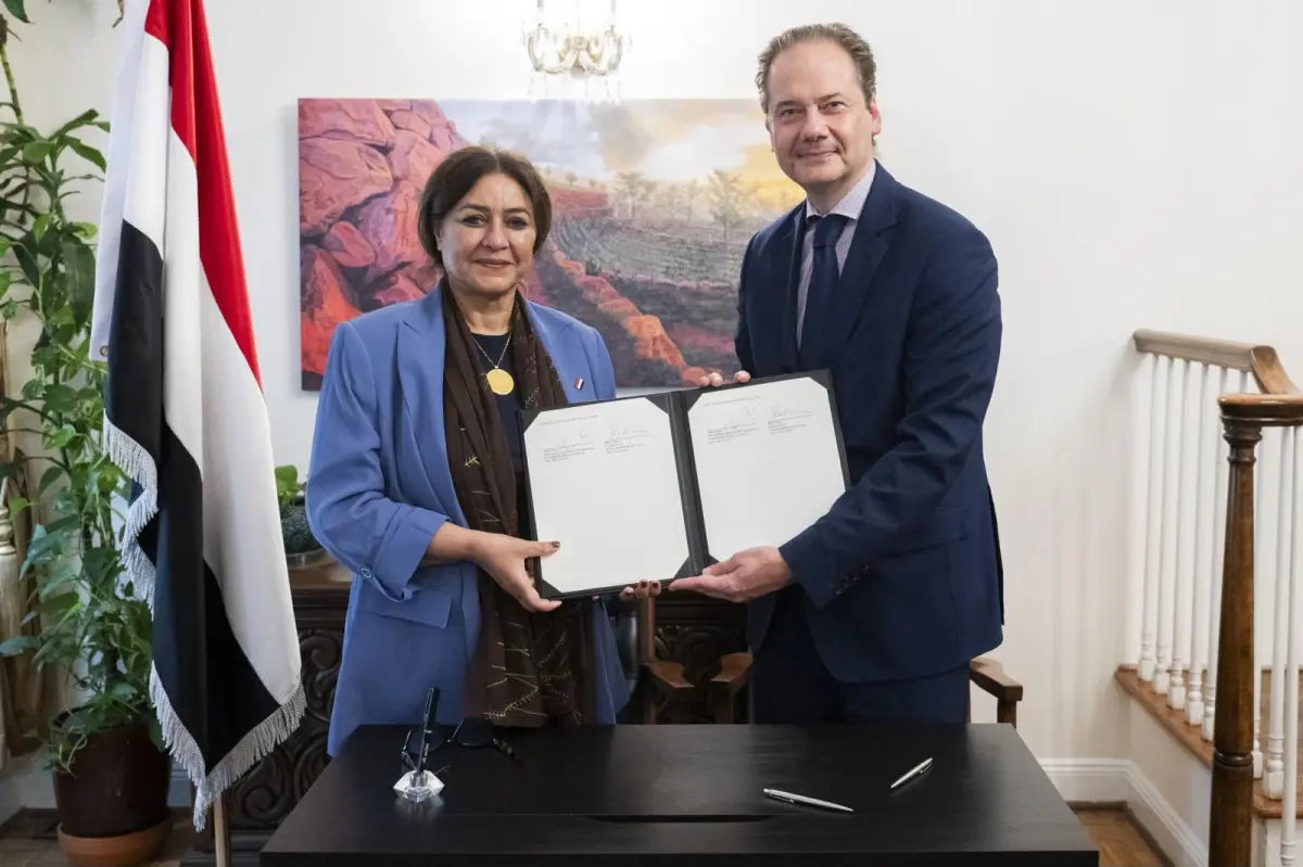 السفيرة جميلة رجاء توقع مع متحف المتروبوليتان اتفا...