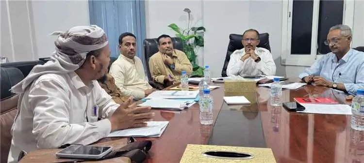 المدير العام لمؤسسة المياه بساحل حضرموت يلتقي مدرا...