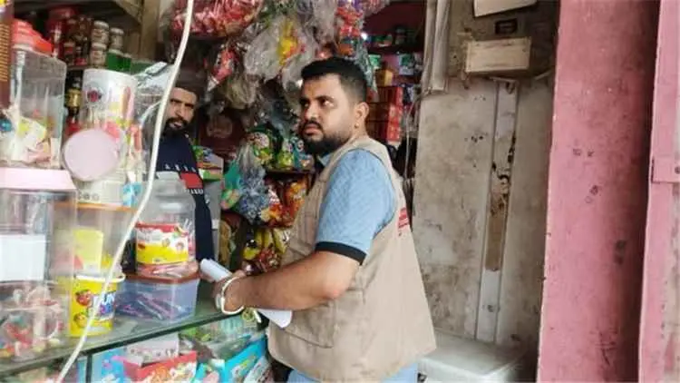 إغلاق 7 محلات مخالفة في المنصورة بعدن وتشديد الرقا...