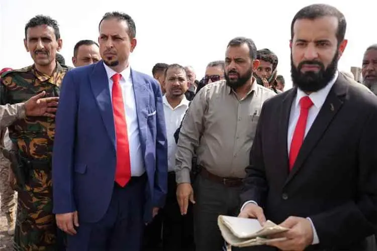 محافظ أبين يدشن أولى دفعات أراضي التعويضات للمواطن...