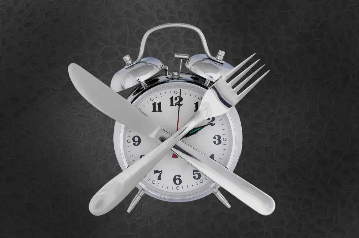 دراسة: تقييد تناول الطعام لنافذة 9 ساعات يحسن الذا...