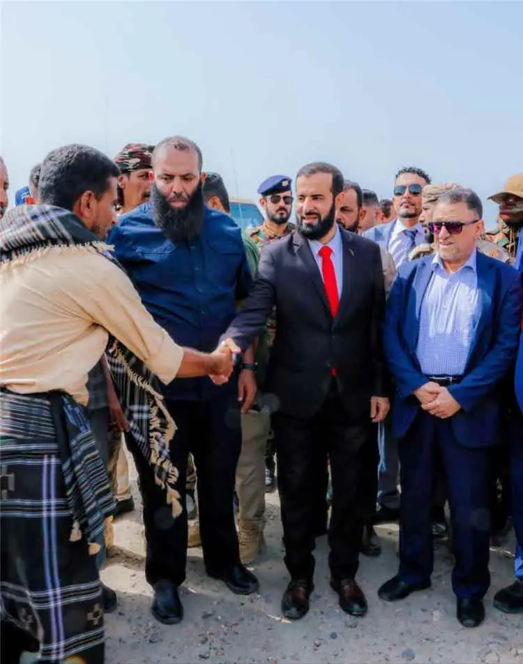 محافظ أبين يدشن تسليم أراضي وعقارات الدولة لأصحاب...